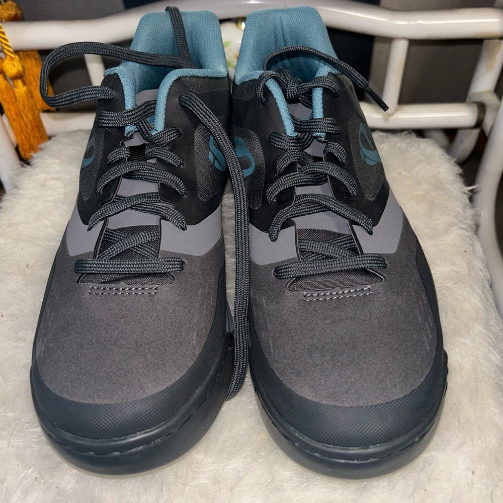 Mountain bike shoes